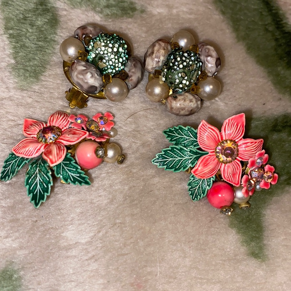 Two pair vintage clip earrings (CO) - Picture 1 of 12